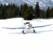Avion bleu sur la neige