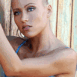 Blonde en d�bardeur bleu ciel
